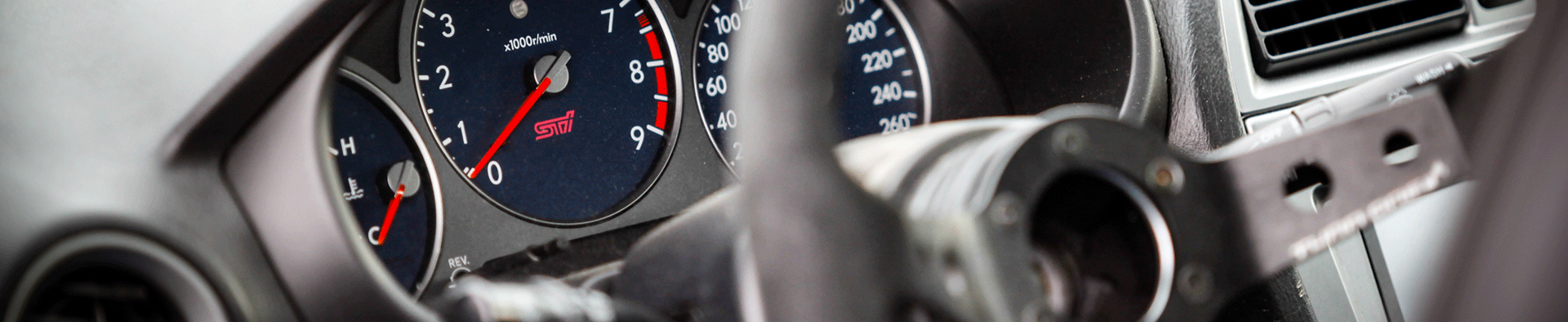 DU PUR PILOTAGE SUR TERRE AU VOLANT DE VÉHICULES DE RALLYE COMPÉTITION